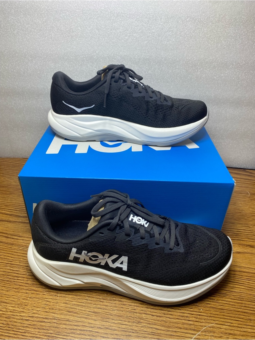 Hoka One One M Rincon 4 Running Shoes Mens Sz 8D Black White 1155130 BWHT NEW